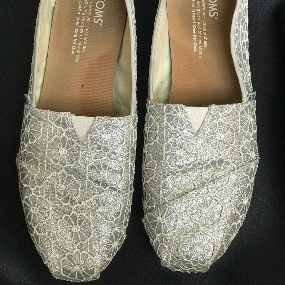 Toms Bundle! EUC Silver and Floral 8